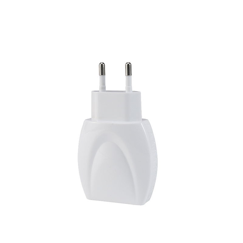 B052 2.4A USB CHARGER WITH ATTACHED CABLE